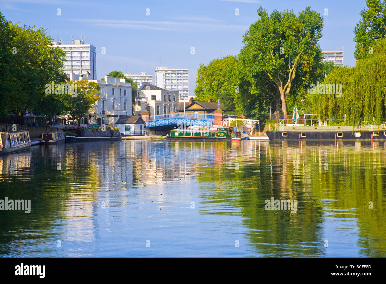 L'Angleterre, Londres, Maida Vale, Petite Venise, Canal bateaux Banque D'Images