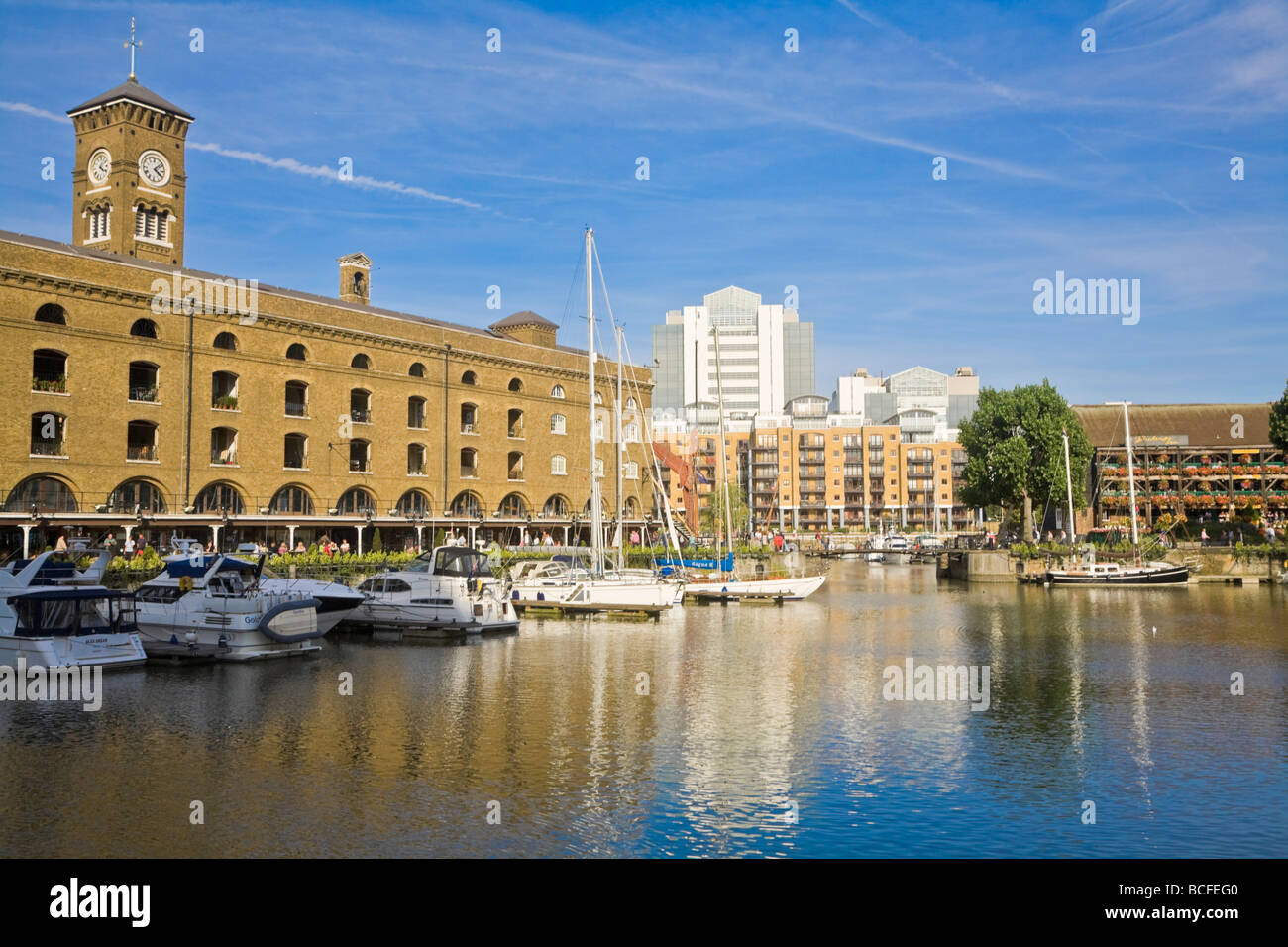 L'Angleterre, Londres, Wapping, St Catherine's dock, Yachts Banque D'Images