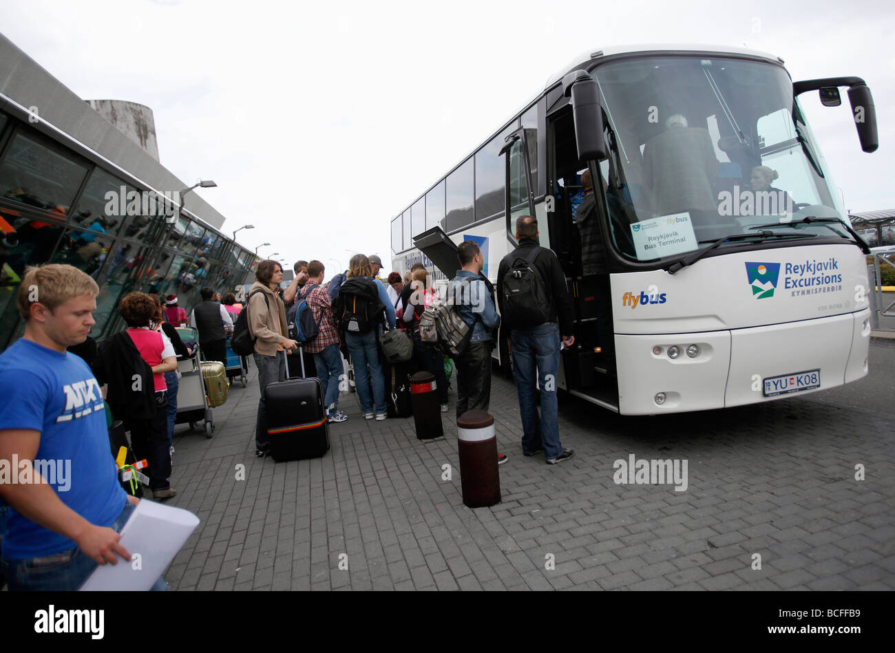 Les gens à bord d'un autobus à l'aéroport international de Keflavik, Islande Banque D'Images