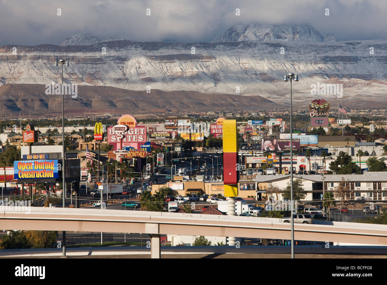 USA, Nevada, Las Vegas, vue ouest de l'Interstate 15 montrant la neige sur les montagnes, matin Banque D'Images