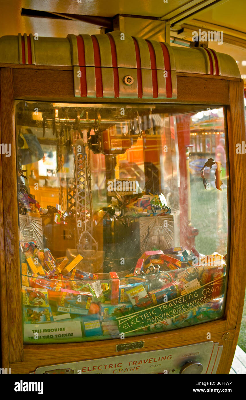 Jeu Vintage(voyageant Crane) en exploitation dans l'arcade à la vapeur des charretiers, juste au nord du Parc du Prieuré de visite Londres Angleterre Royaume-uni. Banque D'Images