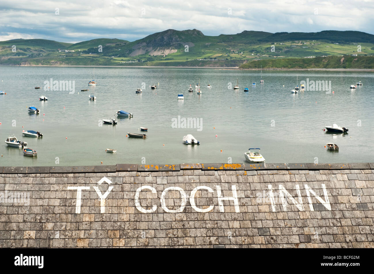 La toiture en ardoise de la Ty Coch Inn pub sur la plage de Porth Dinllaen Péninsule Lleyn North Wales UK Banque D'Images