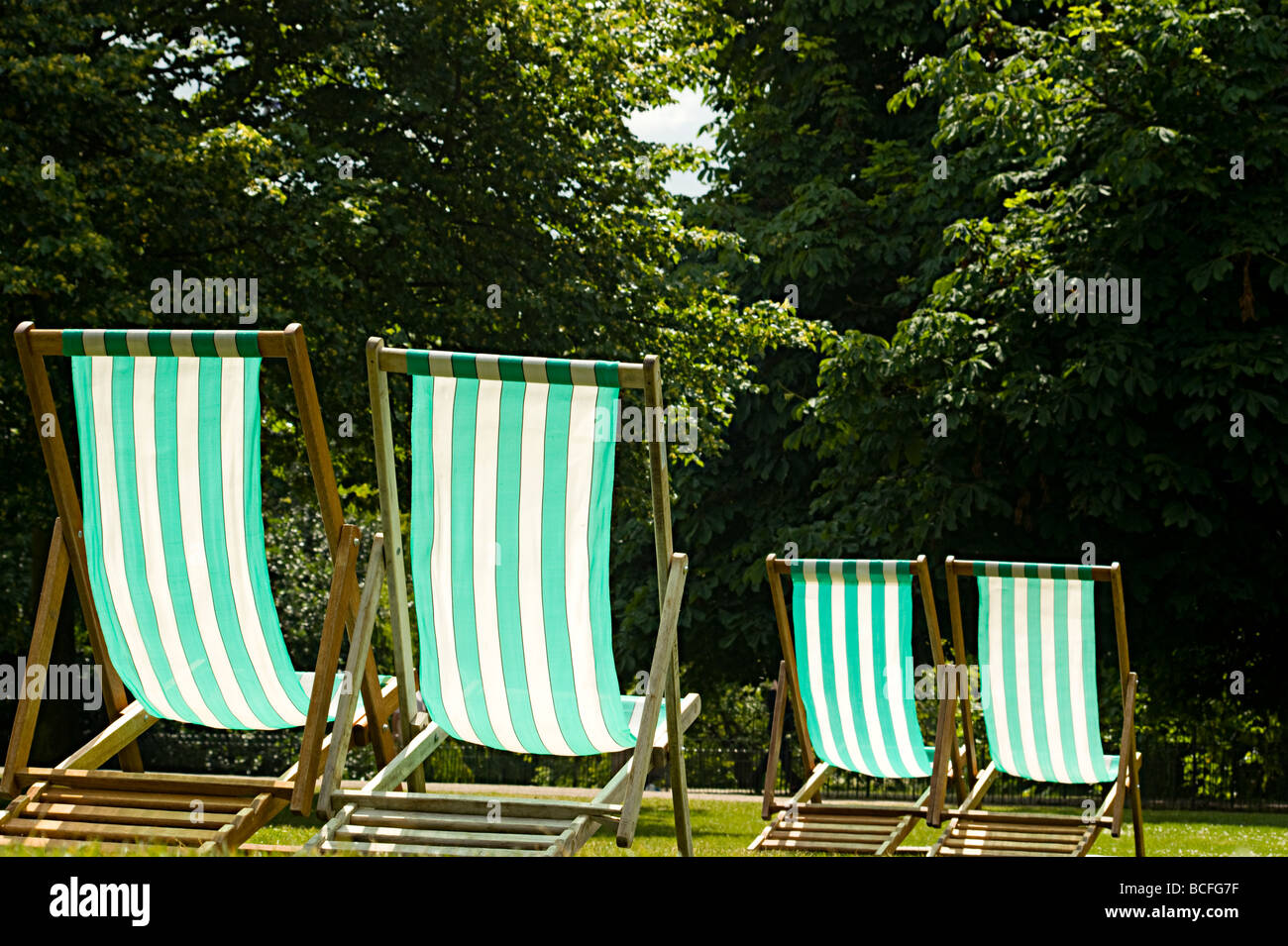Chaises vides à St James Park, Londres, en Angleterre. Banque D'Images