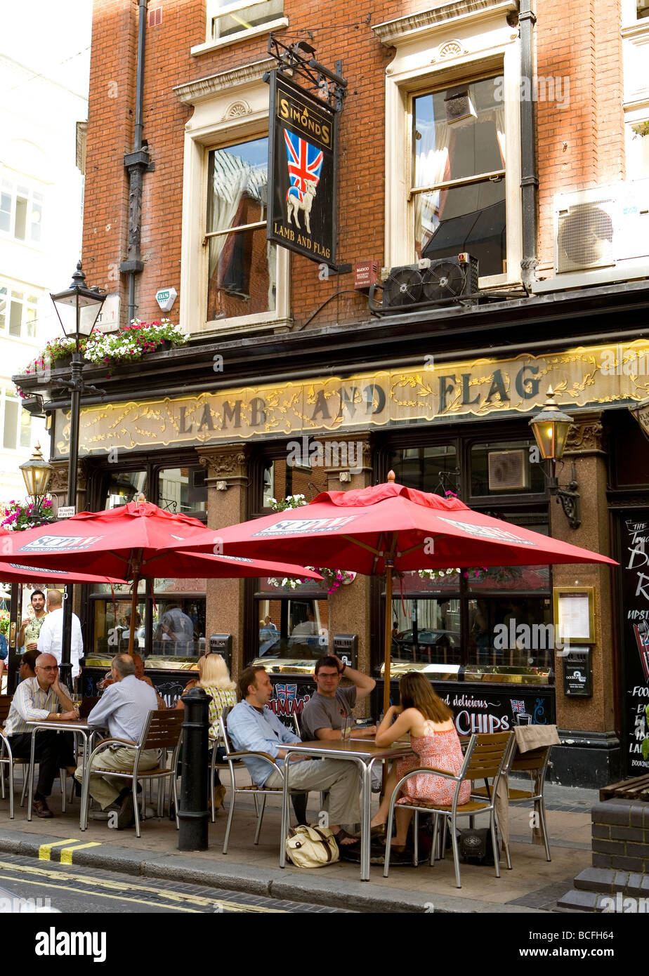 Pub anglais traditionnel avec les clients d'agneau et d'un drapeau Londres Banque D'Images
