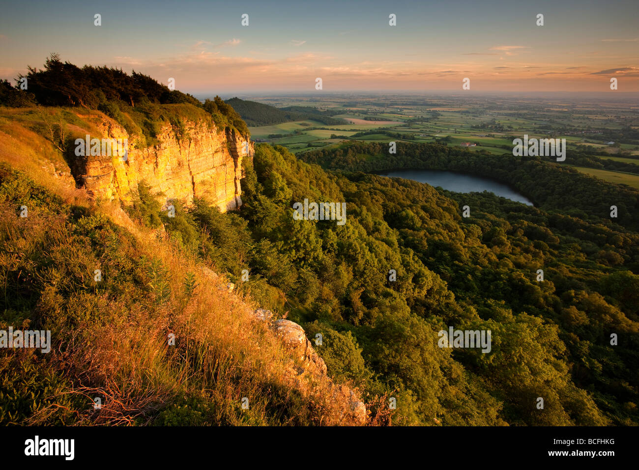 Whitestone Lake à Gormire falaise et sur le coucher du soleil d'été façon Cleveland à Sutton Bank North York Moors National Park Banque D'Images