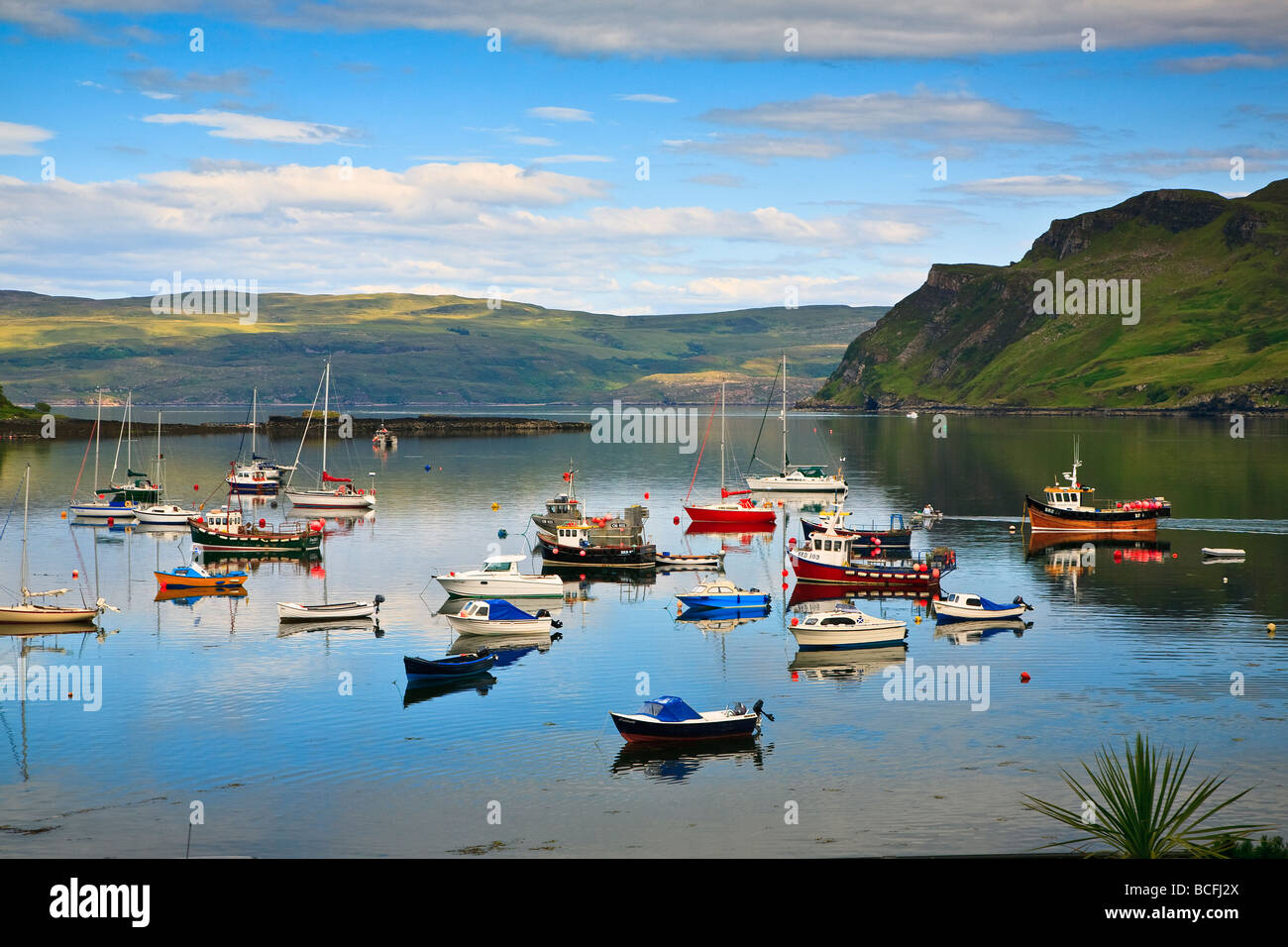 Les bateaux de pêche amarrés dans le port de Portree, Isle of Skye, Scotland, UK 2009 Banque D'Images