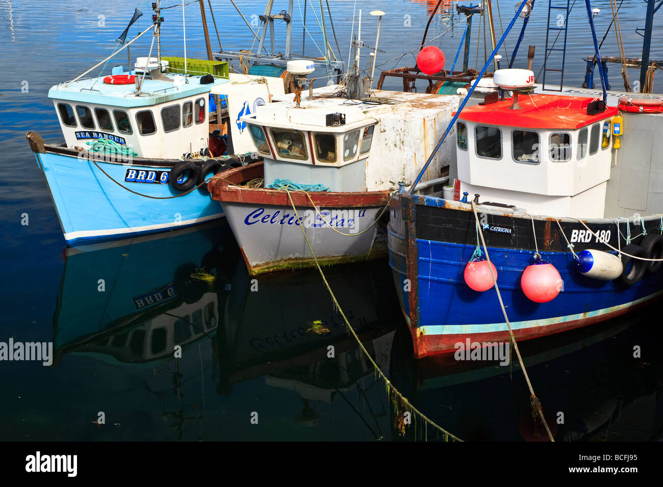 Les bateaux de pêche amarrés dans le port de Portree, Isle of Skye, Scotland, UK 2009 Banque D'Images