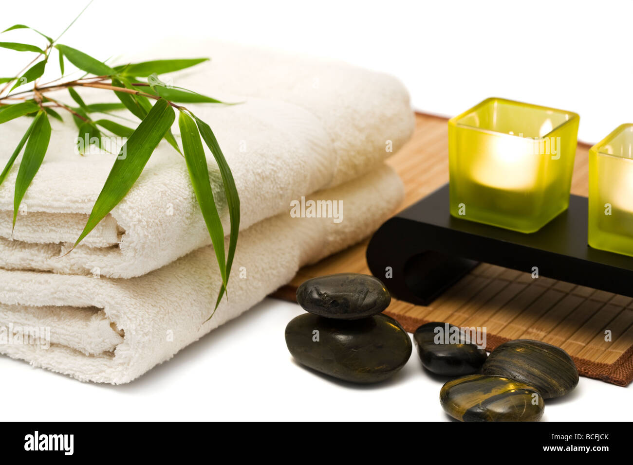 Encore de spa et de bien-être et la vie avec des serviettes, du bambou, des bougies, des cailloux, de nattes de bambou Banque D'Images