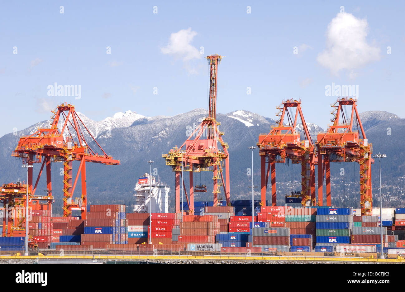 Les grues et les conteneurs à l'Administration portuaire de Vancouver, Colombie-Britannique, Canada, montagnes en arrière-plan Banque D'Images