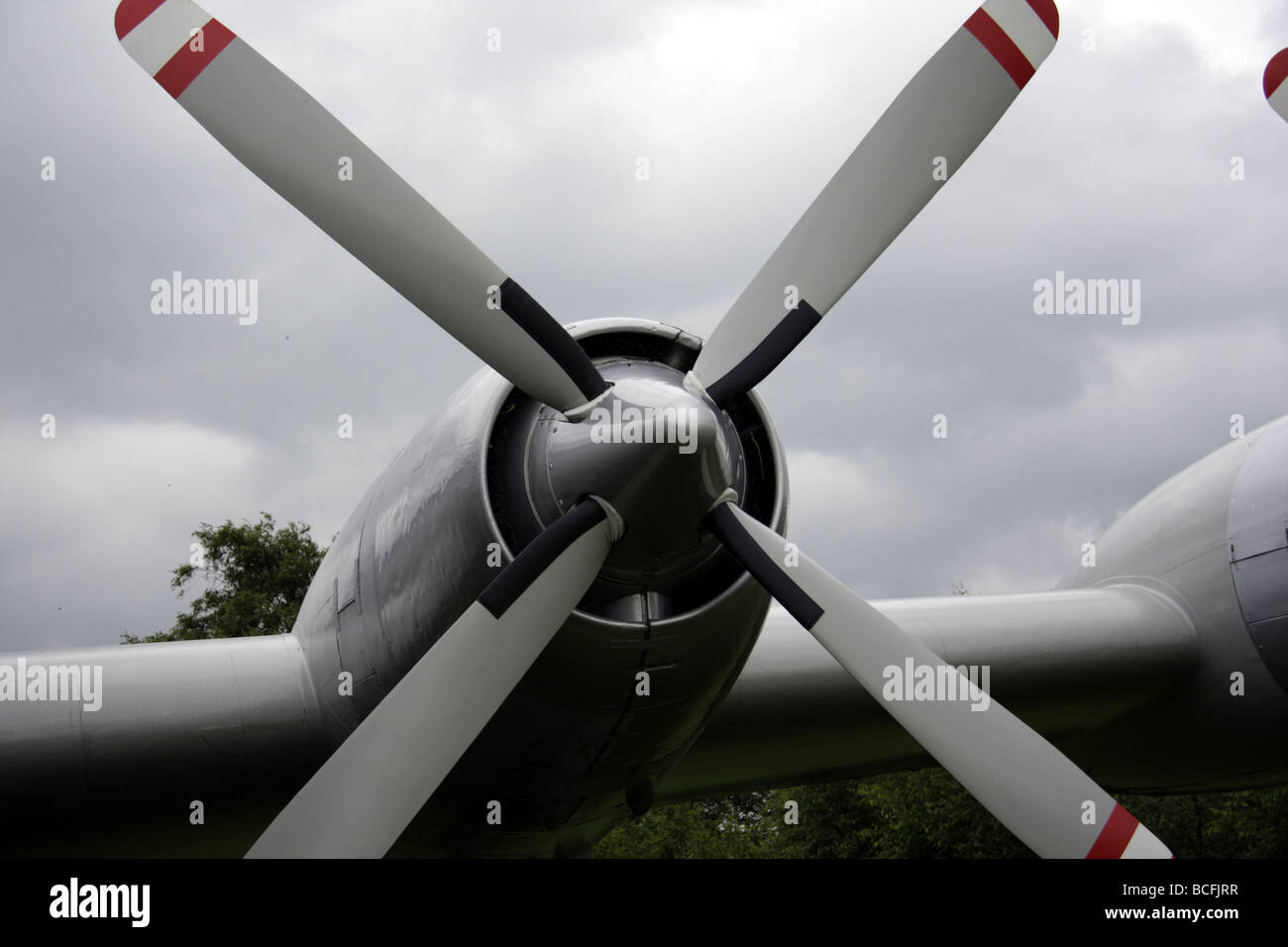 Hélice avion contre un ciel nuageux gris Banque D'Images