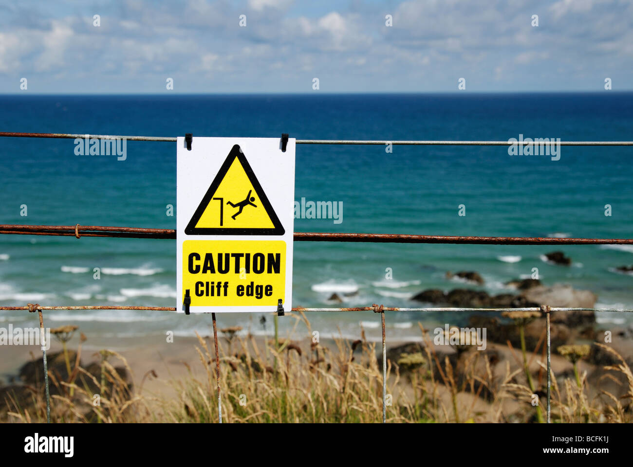 Un panneau d'avertissement au-dessus des falaises le à newquay cornwall,,uk Banque D'Images