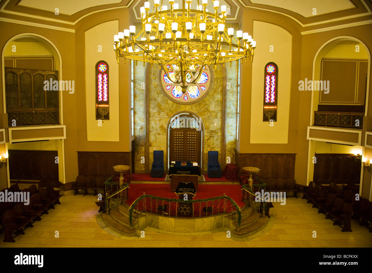 La Turquie , Istanbul , salle principale synagogue Neve Salom avec autel , arche , lustre & vitraux post attaque terroriste Banque D'Images