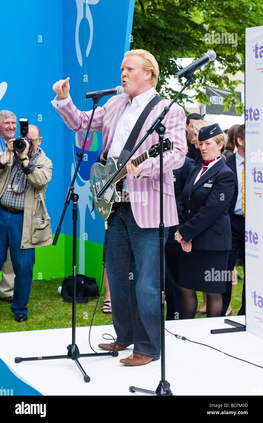 Goût de Londres , Olly Smith , celebrity dégustateur ou sommelier , divertit les visiteurs & chefs avant ouverture de l'exposition à jouer de la guitare Banque D'Images