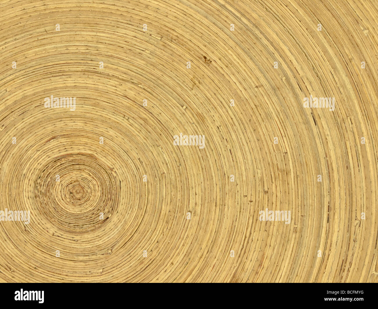 Un détail d'une coupe de fruits en paille de blé tissé et perforé . Banque D'Images