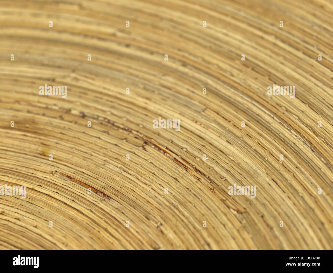 Un détail d'un bol de fruits blé-paille wowen. Banque D'Images