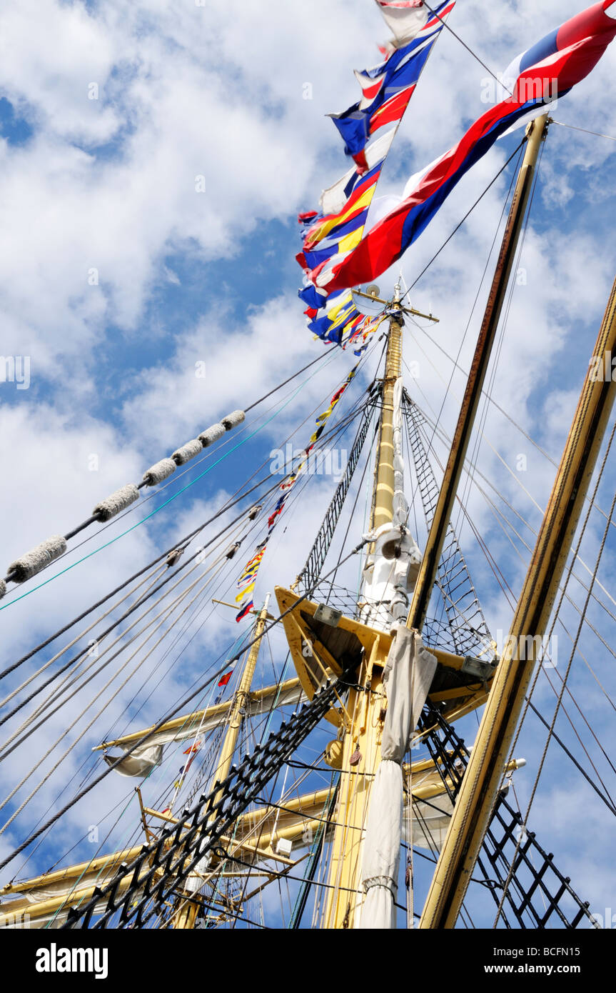 À la recherche de navires à voile mât sur le Kruzeshtern avec drapeaux gréement et suaires Banque D'Images