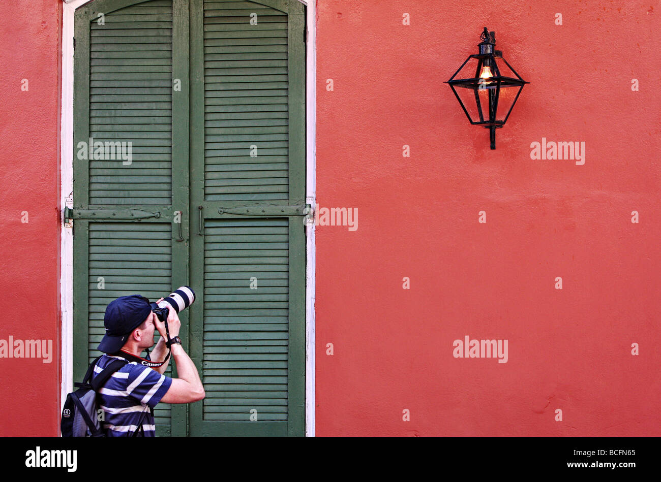 Un photographe prend une photo dans le quartier français de La Nouvelle-Orléans Banque D'Images