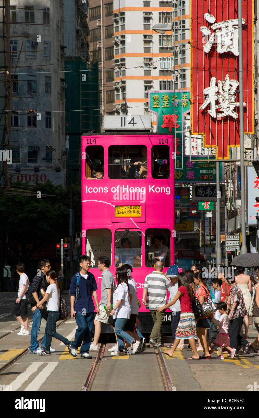 Tramway de Hong Kong dans le quartier de Wanchai. Banque D'Images