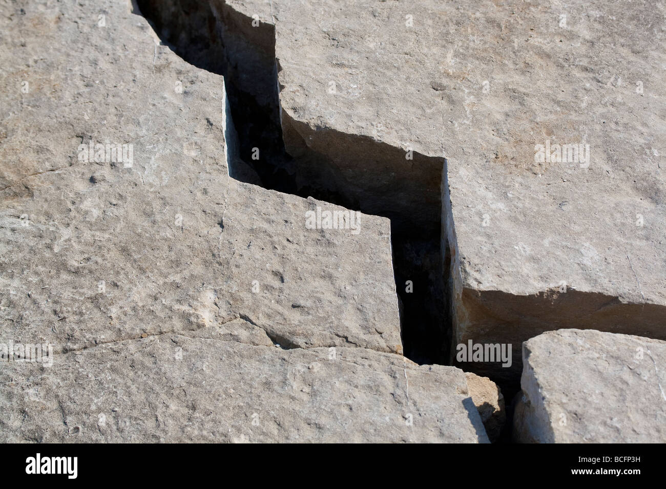 En forme de zig-zag fissure dans la pierre calcaire Banque D'Images