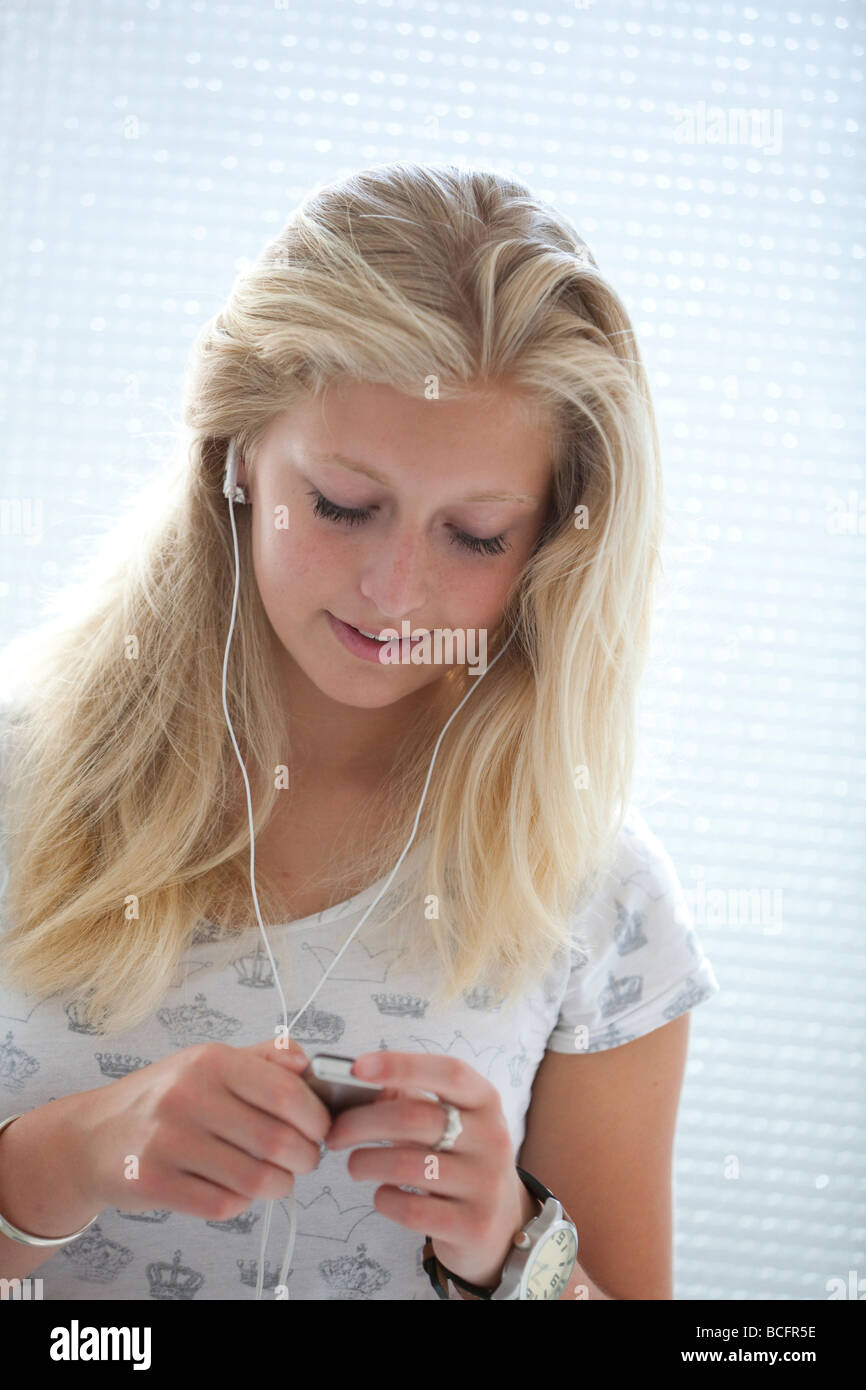 Adolescente avec un ipod Banque D'Images