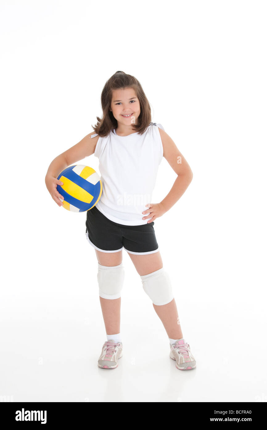 Portrait of a cute fillette de huit ans en tenue de volley ball