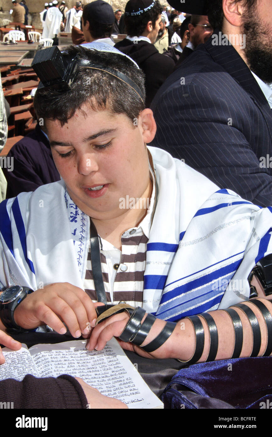 Israël Vieille ville de Jérusalem cérémonie Bar Mitzvah un jeune garçon de 13 ans portant Tefillin au Mur des Lamentations Banque D'Images