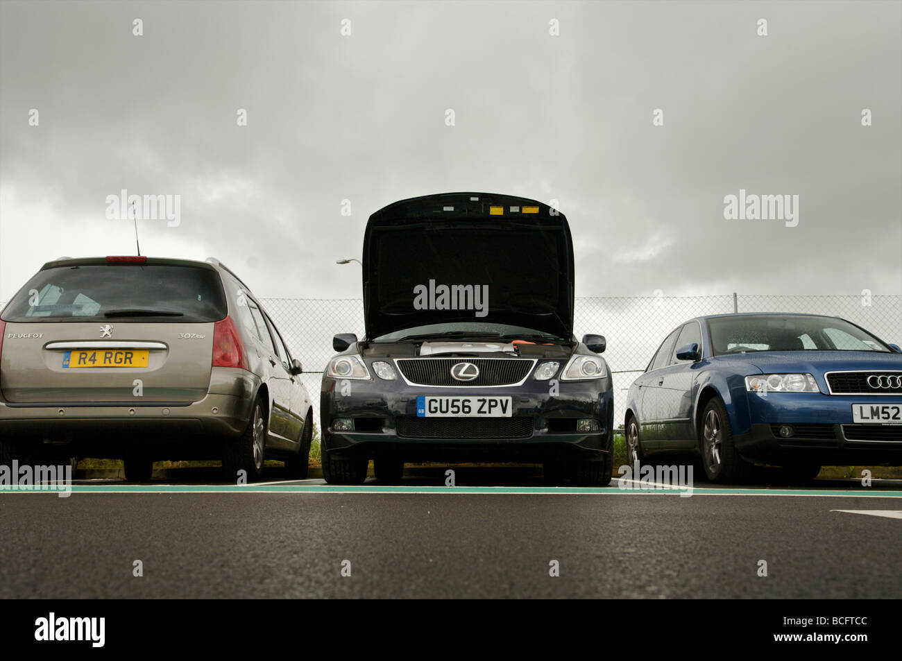 Voiture en panne dans un parking de l'aéroport Banque D'Images