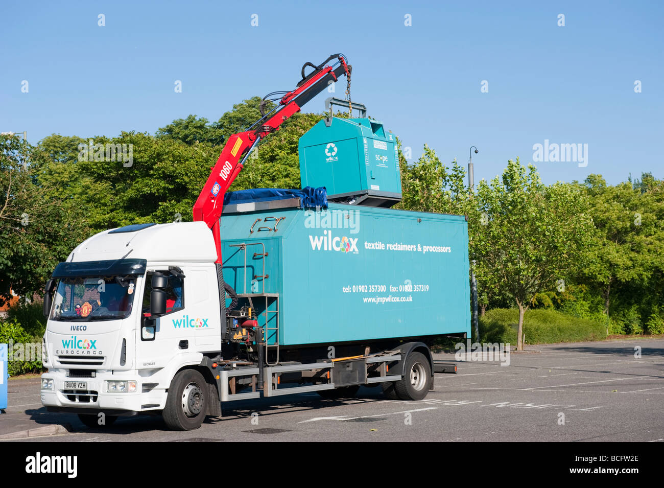 Une collection de textiles/vêtements de bienfaisance par portée. Banque D'Images