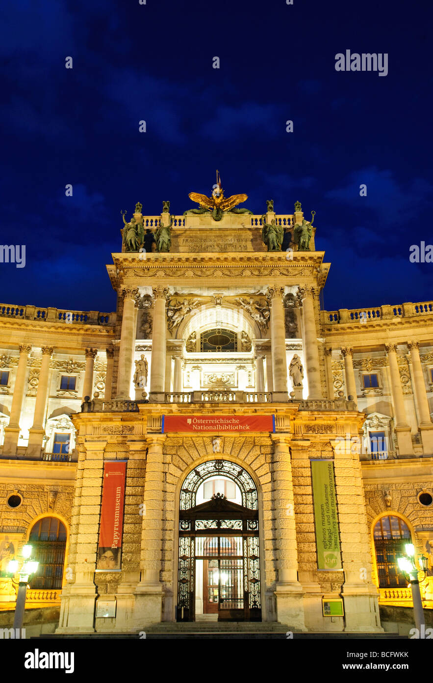 VIENNE, Autriche — le majestueux palais de la Hofburg brille dans la lumière qui s'estompe du crépuscule. L'architecture baroque ornée de l'ancienne résidence impériale est illuminée contre le ciel sombre, reflétant des siècles de puissance des Habsbourg au cœur de Vienne. Banque D'Images