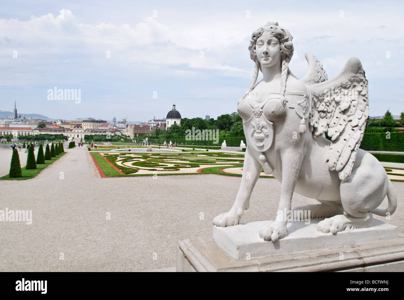 Palais du Belvédère Statue du Sphinx Vienne Autriche // VIENNE, Autriche — le palais du Belvédère, magnifique exemple d'architecture baroque, se dresse majestueusement à Vienne. Ce complexe historique se compose de deux palais, le Belvédère supérieur et le Belvédère inférieur, situés dans de vastes jardins formels. Le palais est réputé pour sa collection d'art, y compris des œuvres de Gustav Klimt, et offre aux visiteurs un aperçu de l'histoire impériale et du patrimoine culturel de l'Autriche. Banque D'Images