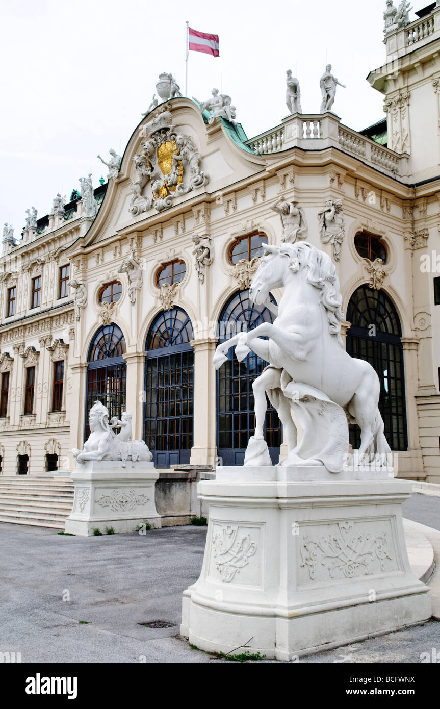 Belvedere Palace Statue du cheval Vienne Autriche // VIENNE, Autriche — le palais du Belvédère, magnifique exemple d'architecture baroque, se dresse majestueusement à Vienne. Ce complexe historique se compose de deux palais, le Belvédère supérieur et le Belvédère inférieur, situés dans de vastes jardins formels. Le palais est réputé pour sa collection d'art, y compris des œuvres de Gustav Klimt, et offre aux visiteurs un aperçu de l'histoire impériale et du patrimoine culturel de l'Autriche. Banque D'Images