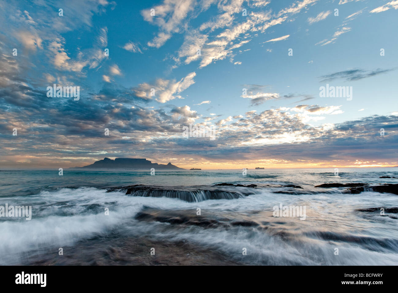 Table Mountain, Cape Town, l'océan Atlantique, tableau, Blouberg Strand, Blouberg Beach, Sunset, Côte Atlantique, terre seascape Banque D'Images