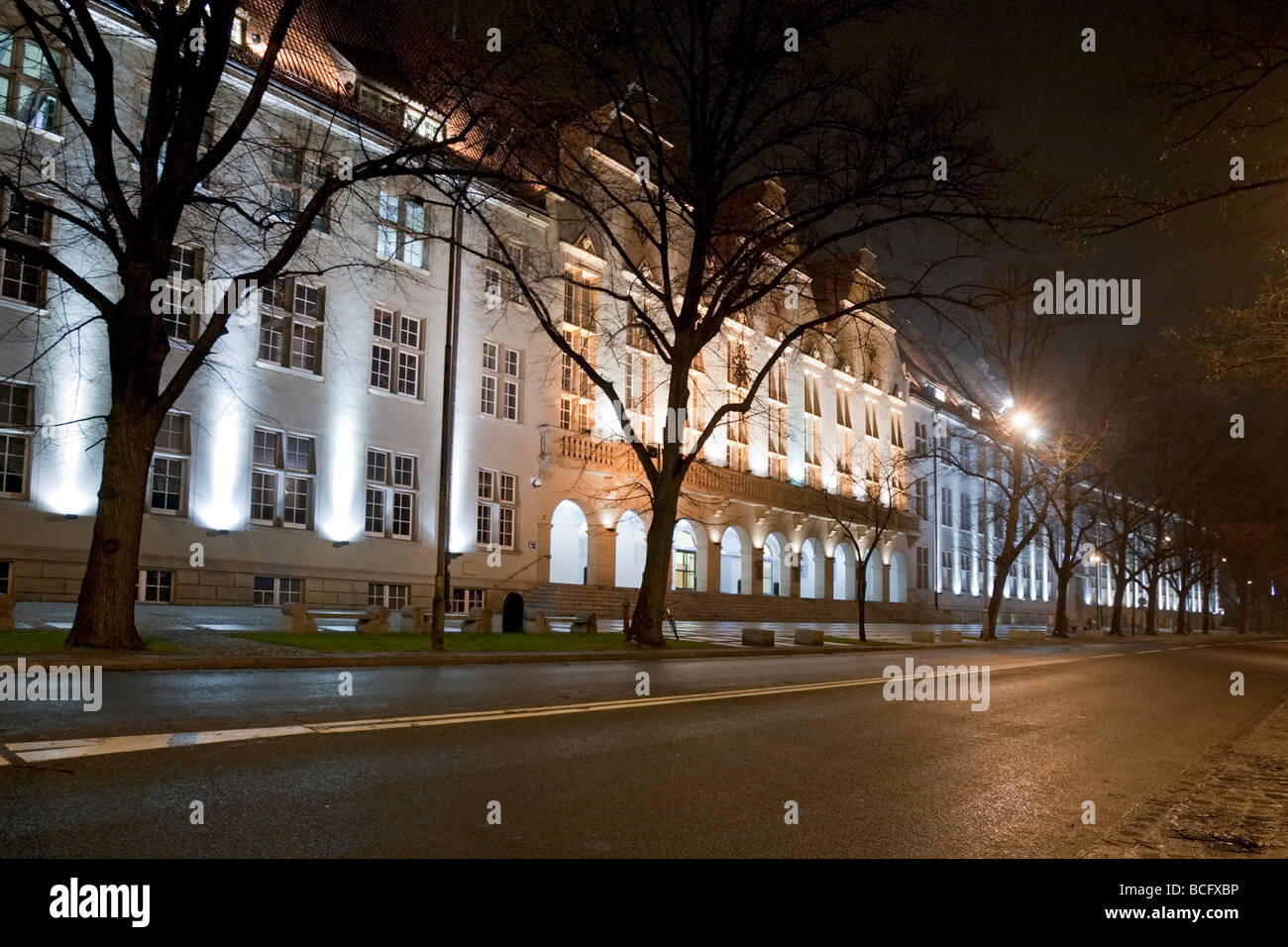 Le bâtiment principal de l'École Polytechnique de Wroclaw par nuit. La Pologne. Banque D'Images