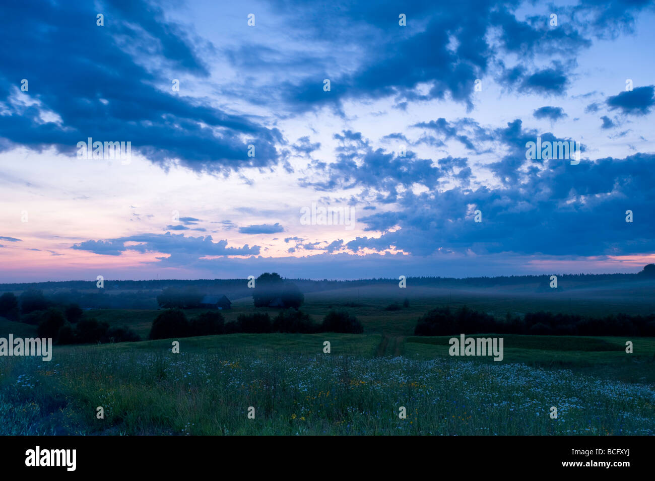 Ciel dramatique au-dessus de paysage rural Lituanie Banque D'Images