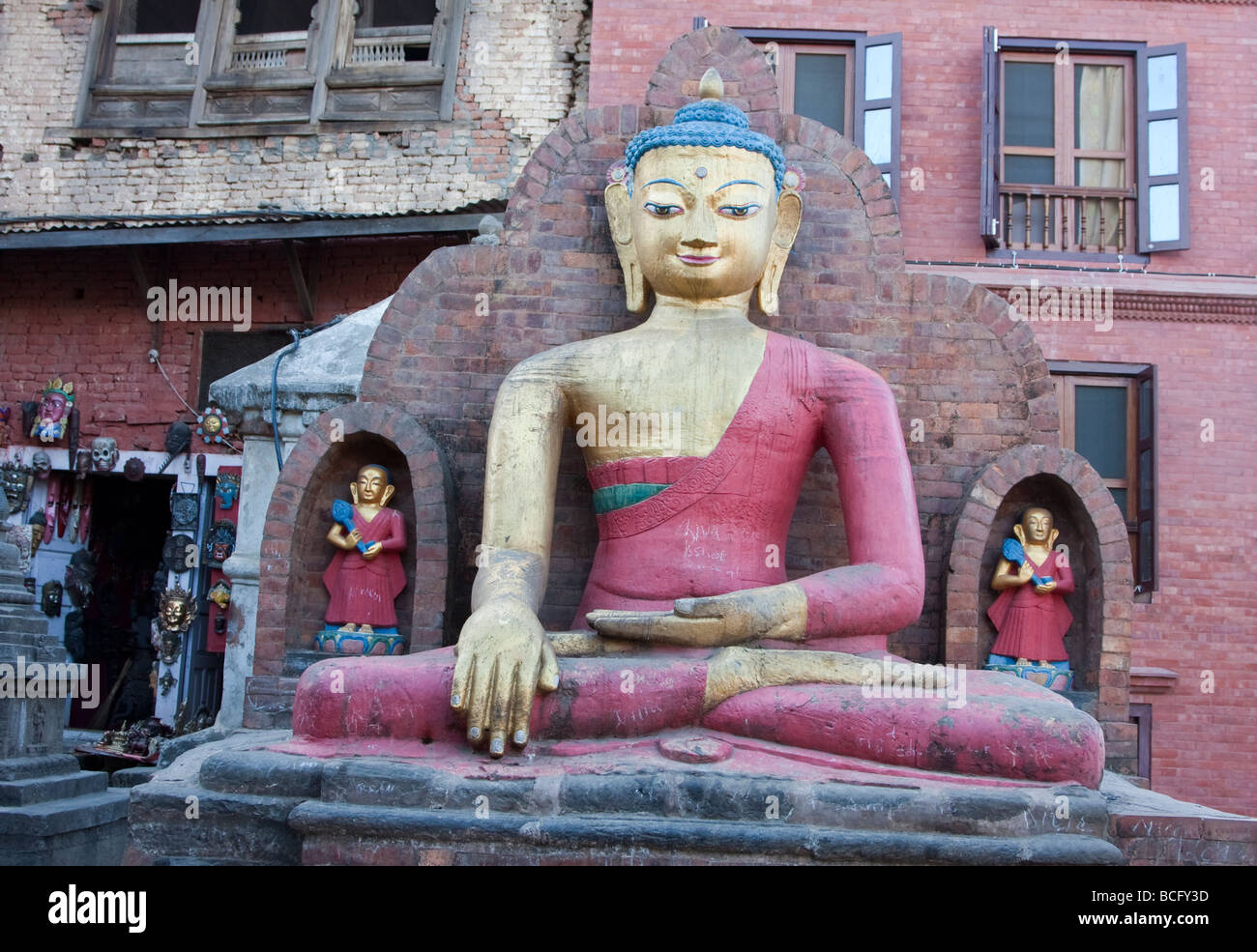 Katmandou, Népal. Statue de Bouddha au Temple de Swayambhunath complexe, démontrant Bhumisparsa Mudra geste. Banque D'Images