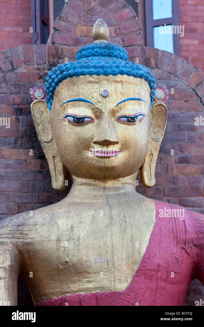 Katmandou, Népal. Cette statue de Bouddha sur le terrain de l'ensemble du Temple de Swayambhunath est appelé Le Dhyani Bouddha Aksobhya. Banque D'Images