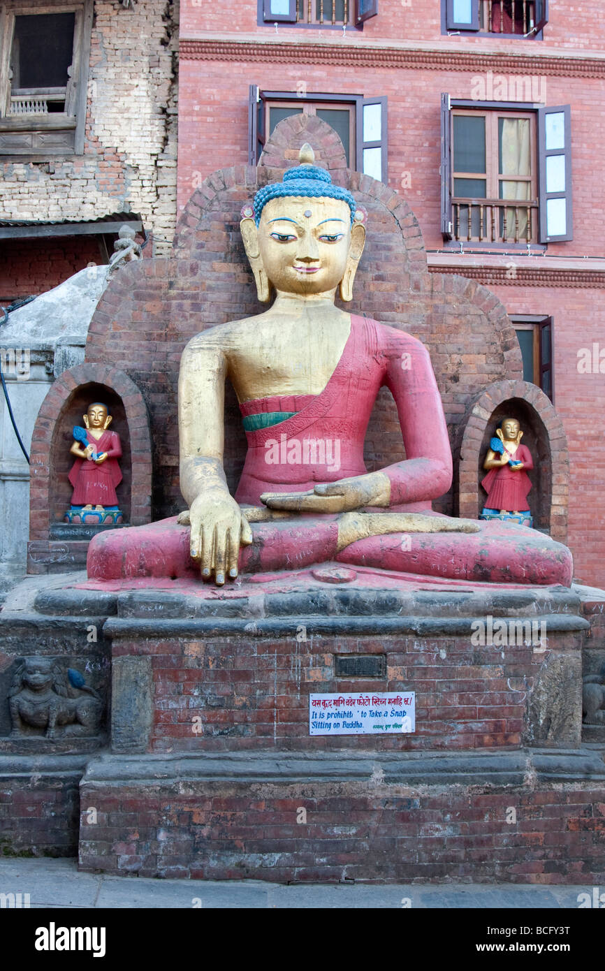 Katmandou, Népal. Statue de Bouddha montrant le geste symbolisant l'Illumination, fermeté, quiétude. Banque D'Images