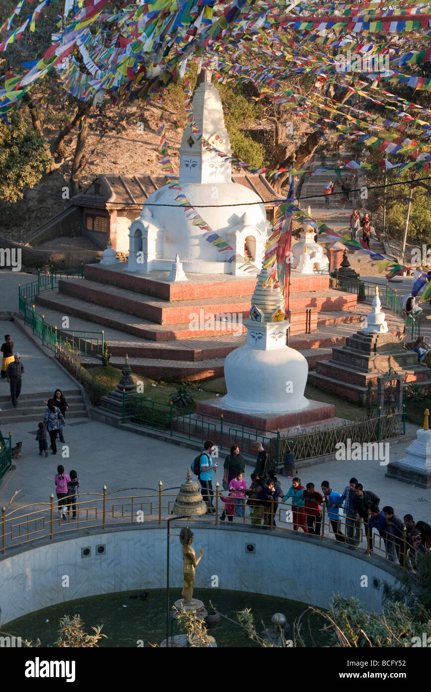 Katmandou, Népal. Temple de Swayambhunath Hill. Un petit stupa en dessous du temple principal complexe. Les drapeaux de prières. Banque D'Images