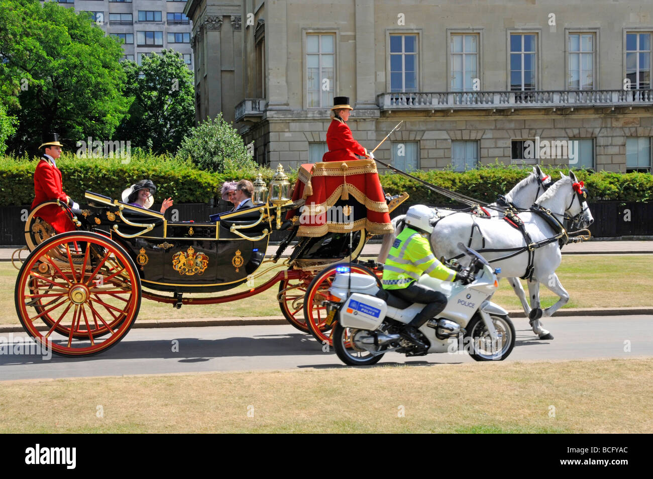 Hyde Park Londres cheval chariot ouvert avec escorte motocycliste de la police Banque D'Images