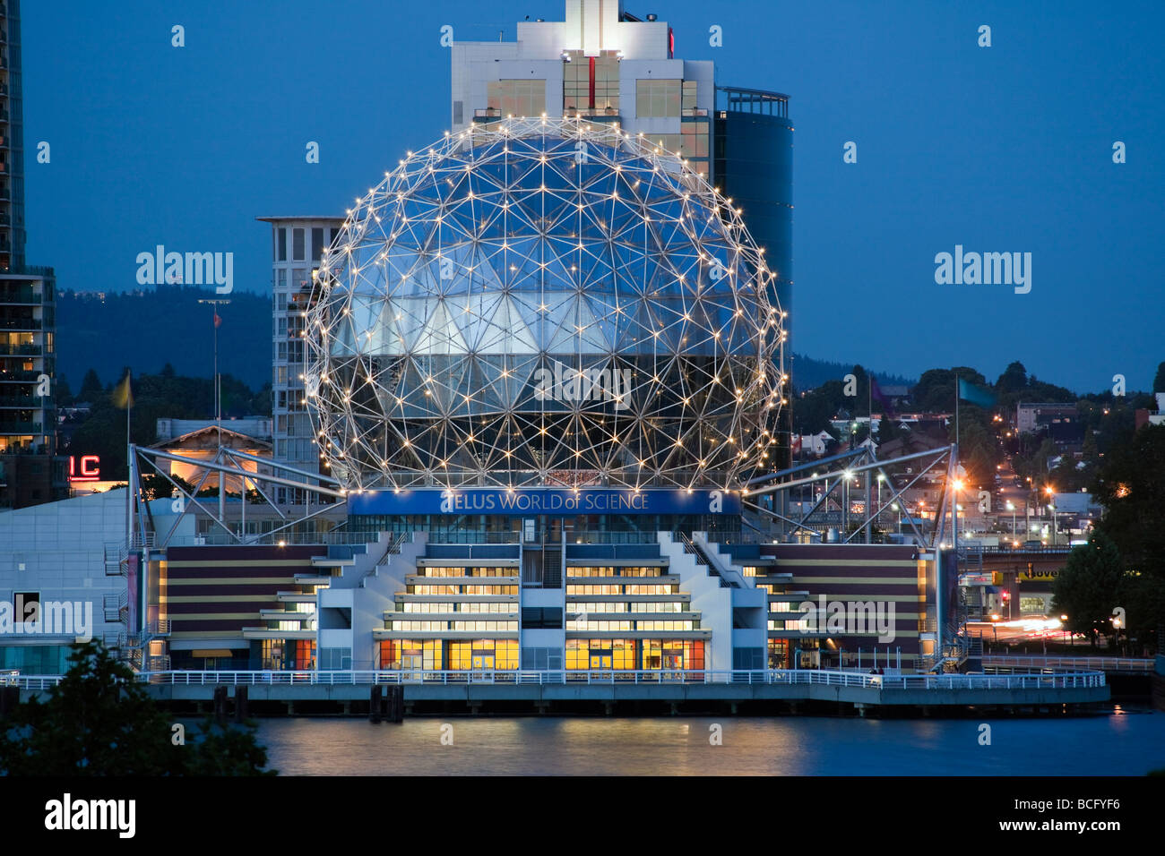 Vue sur False Creek et Telus World of Science par nuit, Vancouver, British Columbia, Canada Banque D'Images