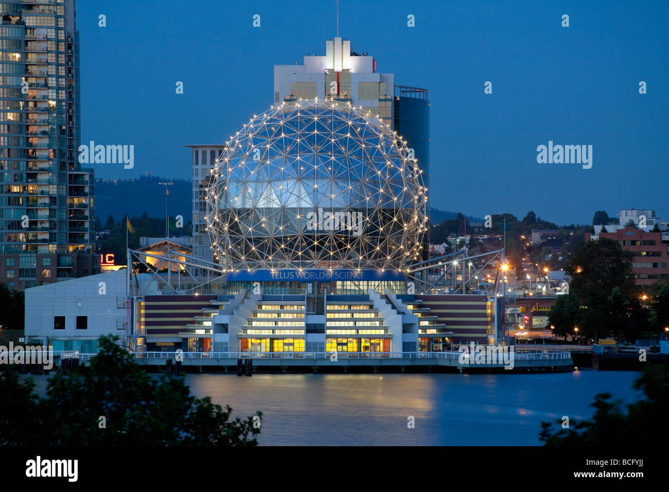 Vue sur False Creek et Telus World of Science par nuit, Vancouver, British Columbia, Canada Banque D'Images
