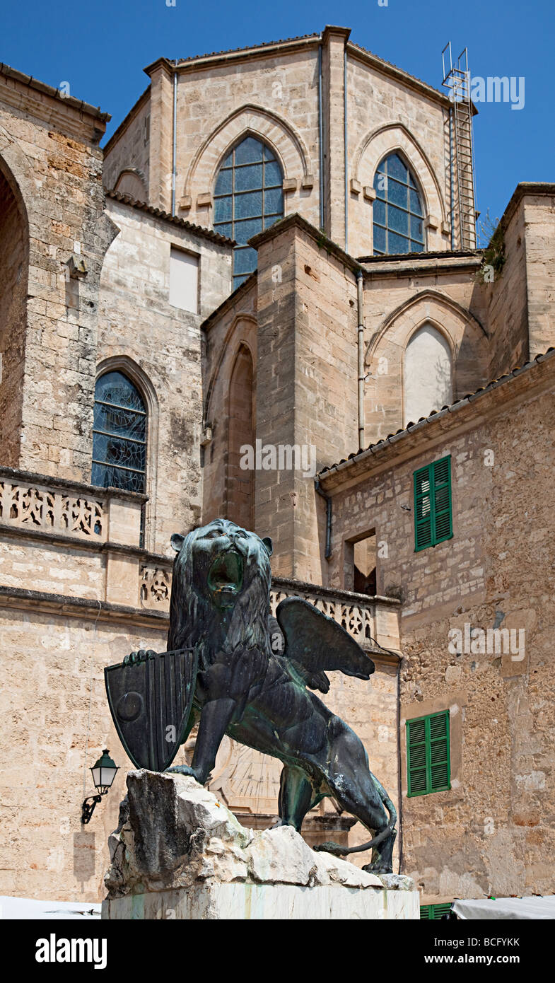 Lion ailé avec la protection en face de l'église paroissiale St Mark Plaça Sant Marc Sineu Majorque Espagne Banque D'Images