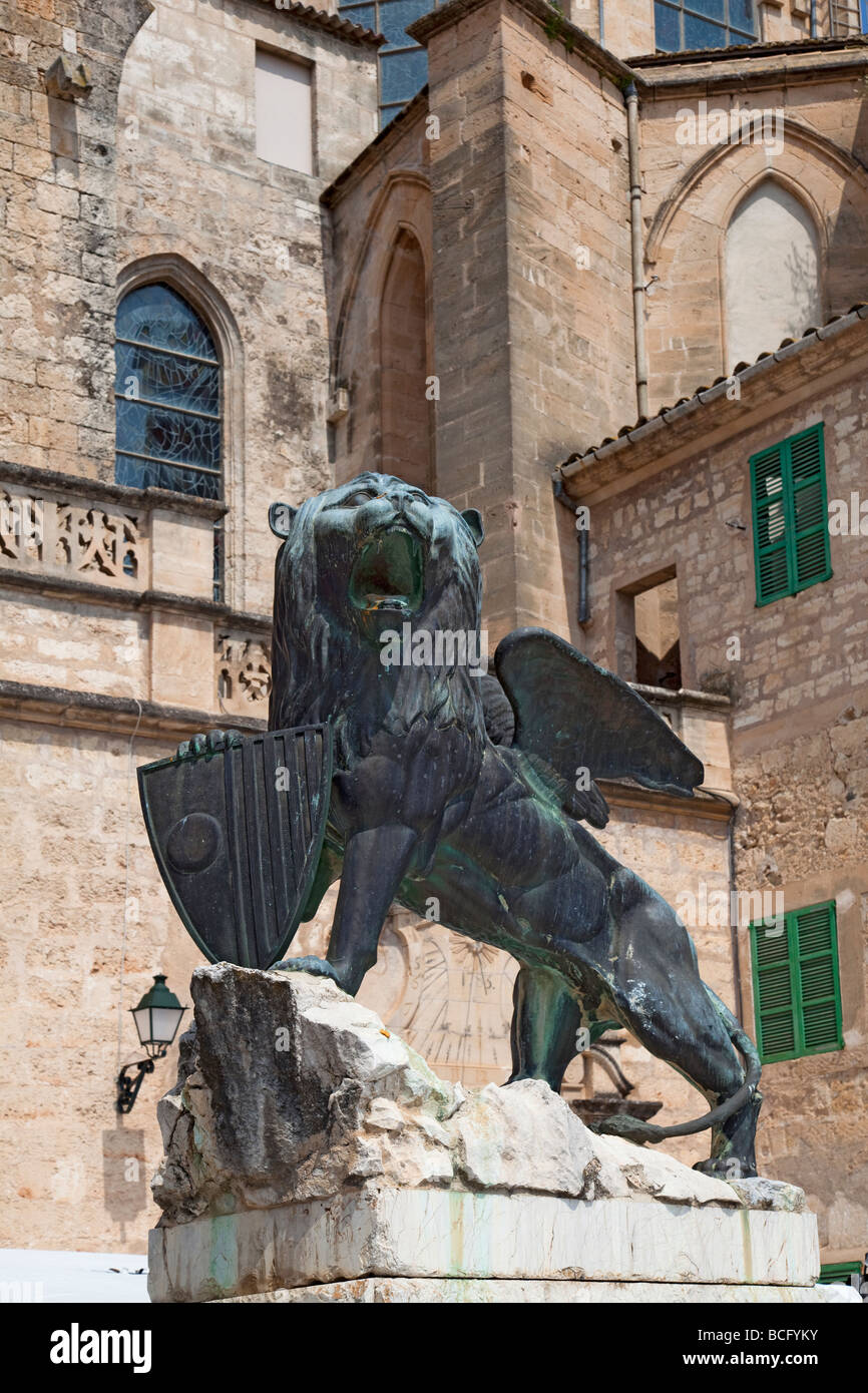 Lion ailé avec la protection en face de l'église paroissiale St Mark Plaça Sant Marc Sineu Majorque Espagne Banque D'Images
