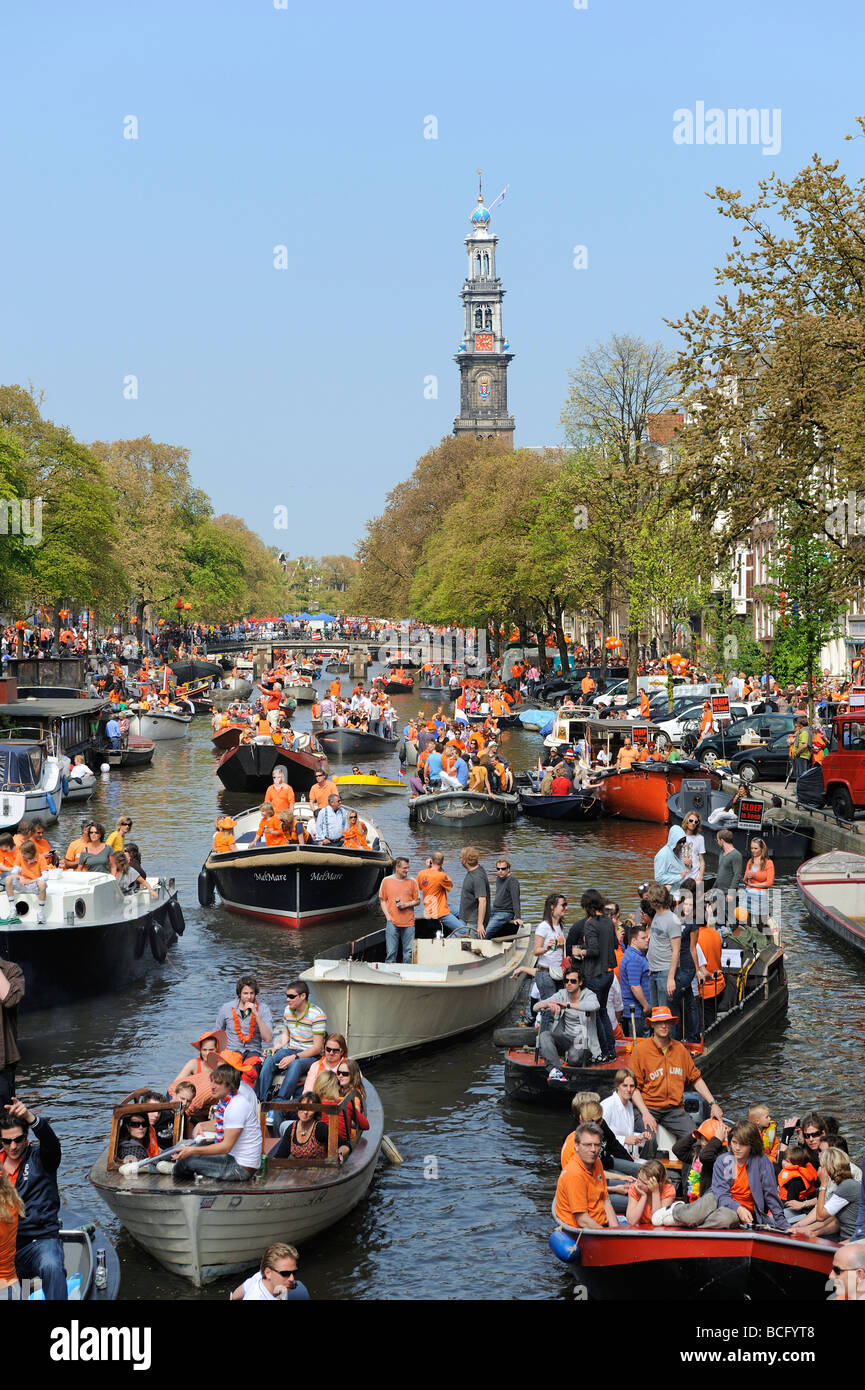 Le Prinsengracht plein de bateaux pour la célébration de l'anniversaire de Queens 2009 Banque D'Images