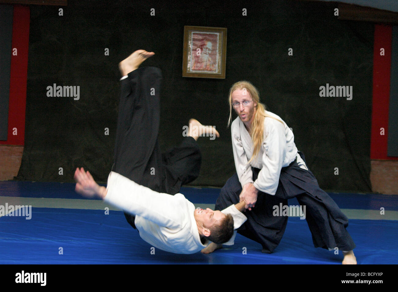 Deux hommes dans un aikido contact sport compétition Banque D'Images