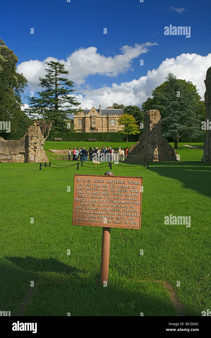 Un groupe de visiteurs ont l'occasion d'une visite guidée des ruines de l'Abbaye de Glastonbury sur le site de King Arthurs tombe, Somerset, England, UK Banque D'Images