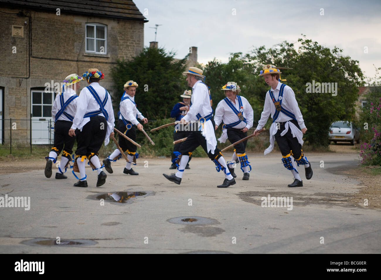 Morris Men dancing Les cinq Chaussures Cheval Barholm 2009 Angleterre Lincolnshire Banque D'Images