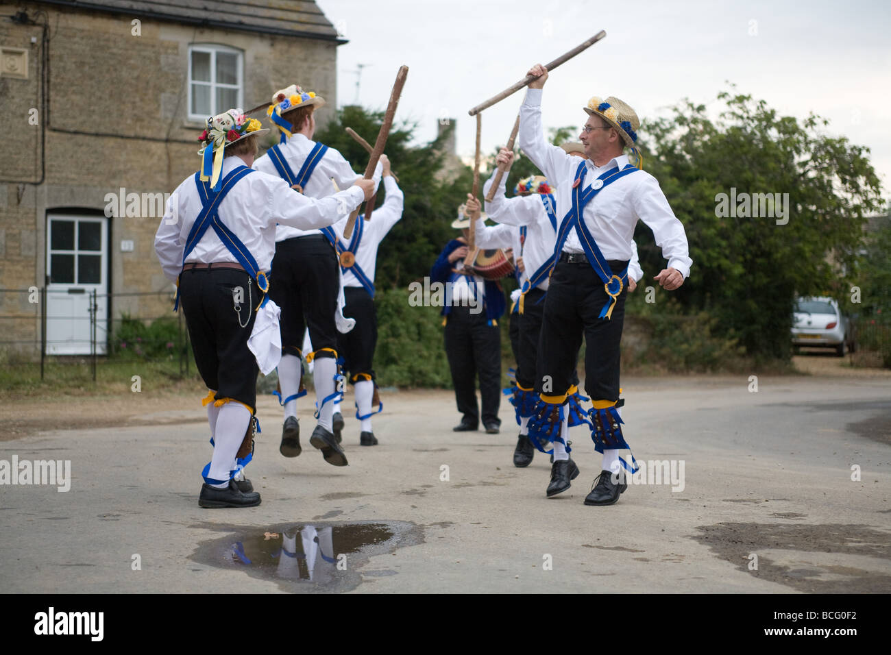 Morris Men dancing Les cinq Chaussures Cheval Barholm 2009 Angleterre Lincolnshire Banque D'Images