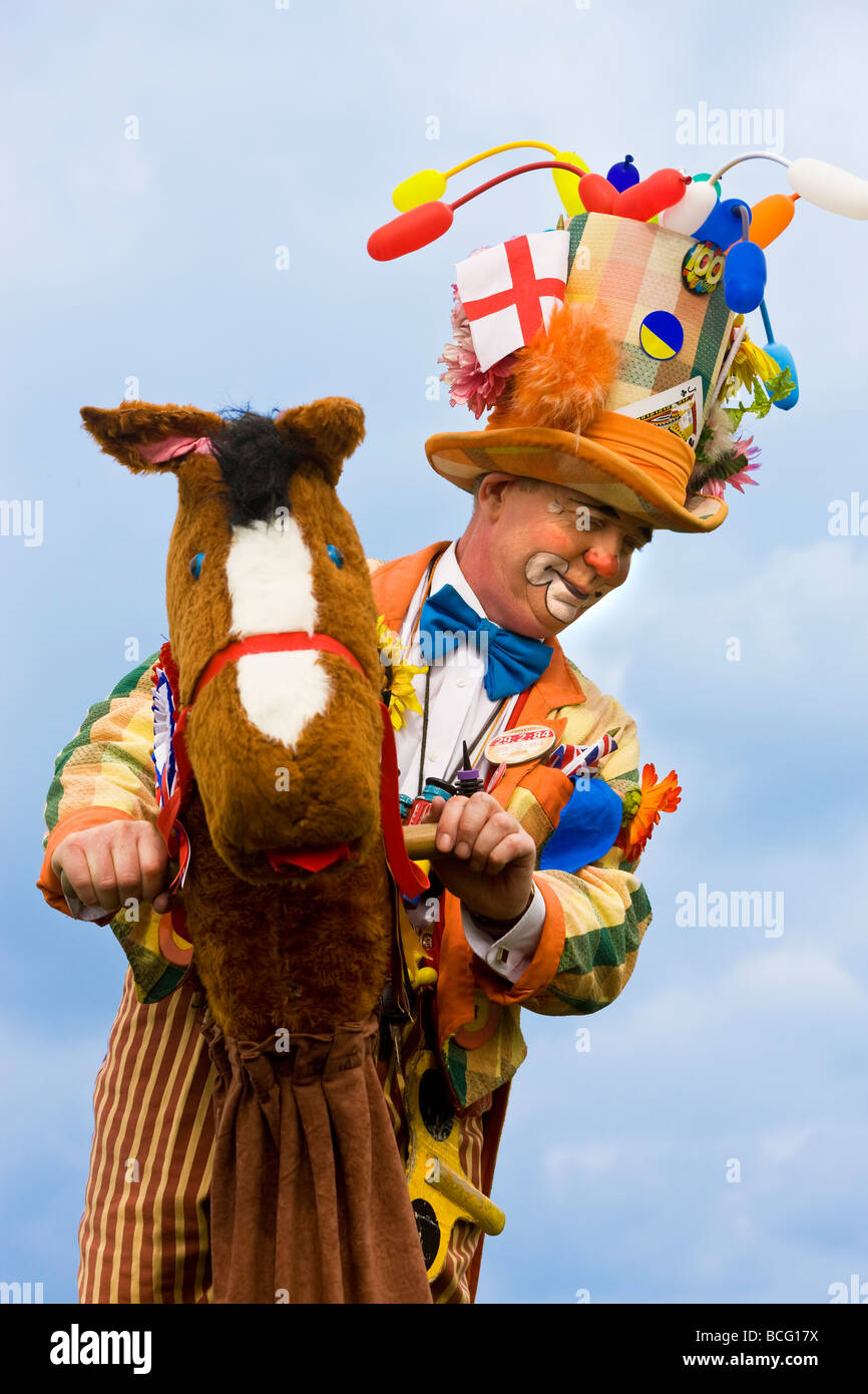 L'homme cheval à roues sur échasses Frampton sur Severn Gloucestershire UK Banque D'Images