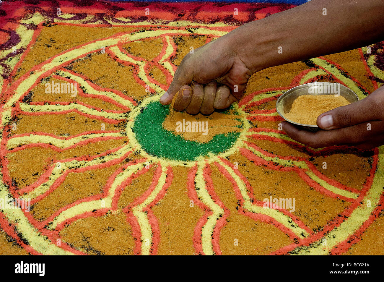 Peinture sur sable Mandala au camp de réfugiés tibétains au Népal Pokhara Banque D'Images